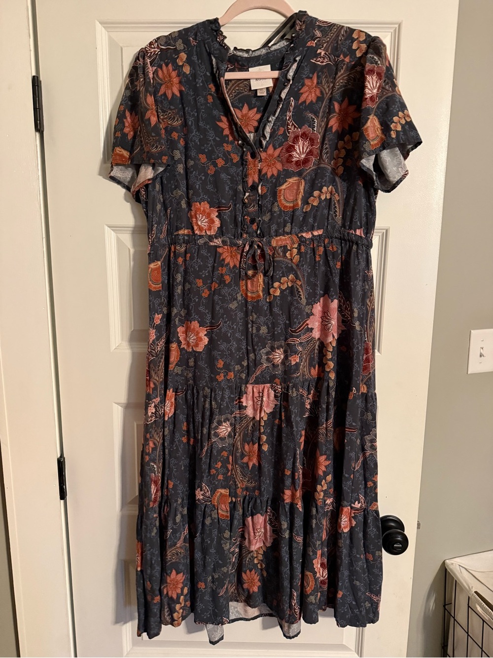 Knox Rose Floral Tiered Midi Dress in Charcoal with Rust and Pink Accents